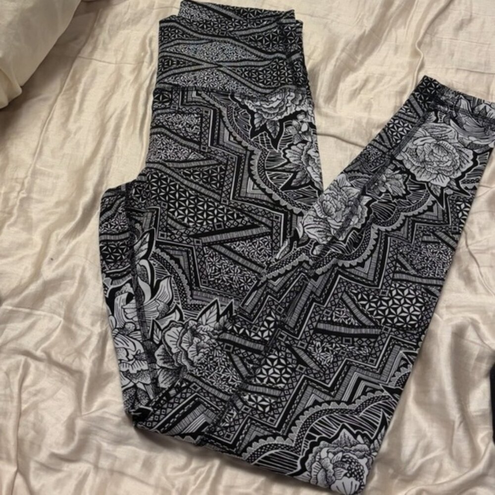 Lululemon High Rise Black and White Patterned Leggings